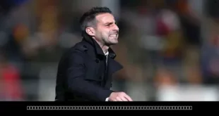 صورة تخيلية لمدرب كرة قدم ينظر بتمعن، تعكس التكهنات حول المدرب المحتمل لنادي الزمالك.