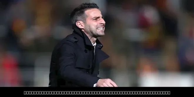 صورة تخيلية لمدرب كرة قدم ينظر بتمعن، تعكس التكهنات حول المدرب المحتمل لنادي الزمالك.