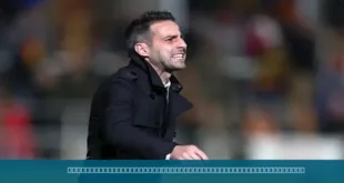 صورة تخيلية لمدرب كرة قدم ينظر بتمعن، تعبر عن التكهنات حول المدرب المحتمل لنادي الزمالك.