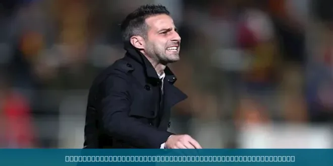 صورة تخيلية لمدرب كرة قدم ينظر بتمعن، تعبر عن التكهنات حول المدرب المحتمل لنادي الزمالك.