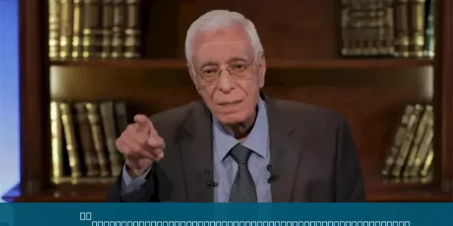 رسم توضيحي يظهر تورم القدمين والكاحلين كعلامة تحذيرية لمشاكل الكلى لدى مرضى السكري، مع التركيز على أهمية الفحص المنتظم